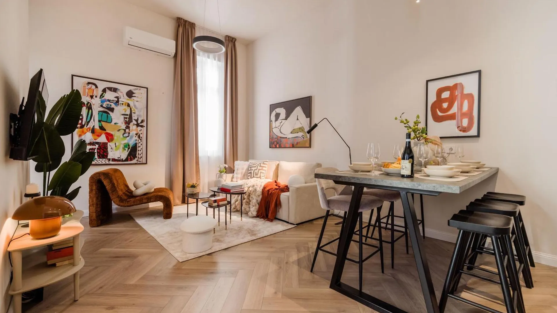 Luxury Art Deco Apartment Near Hungarian Parliament location